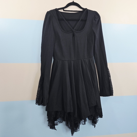 Punk Rave Black U Neckline Flared Sleeve Cuffs With Paneled Lace Trim - Picture 3 of 9